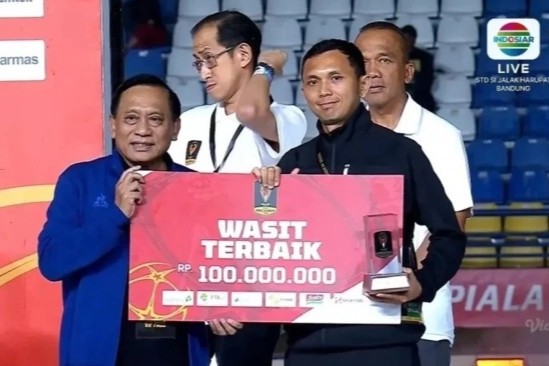 Dosen FPOK UPI Raih Penghargaan Wasit Terbaik di Piala Presiden 2025