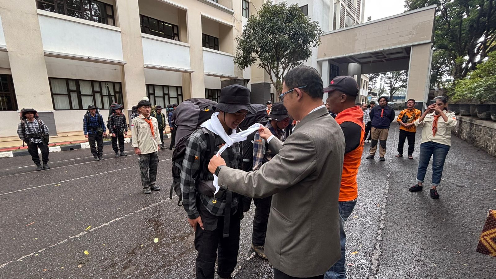 Penyematan Syal Tandai Pembukaan DIKLATSAR PAMOR 39 Dilingkungan FPOK UPI