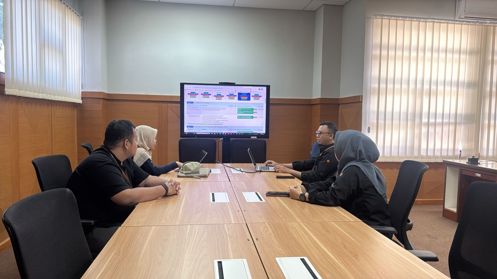 Rapat Kerja Tim Penguatan Pengawasan Zona Integritas FPOK UPI Perkuat Komitmen Tata Kelola Bersih dan Akuntabel