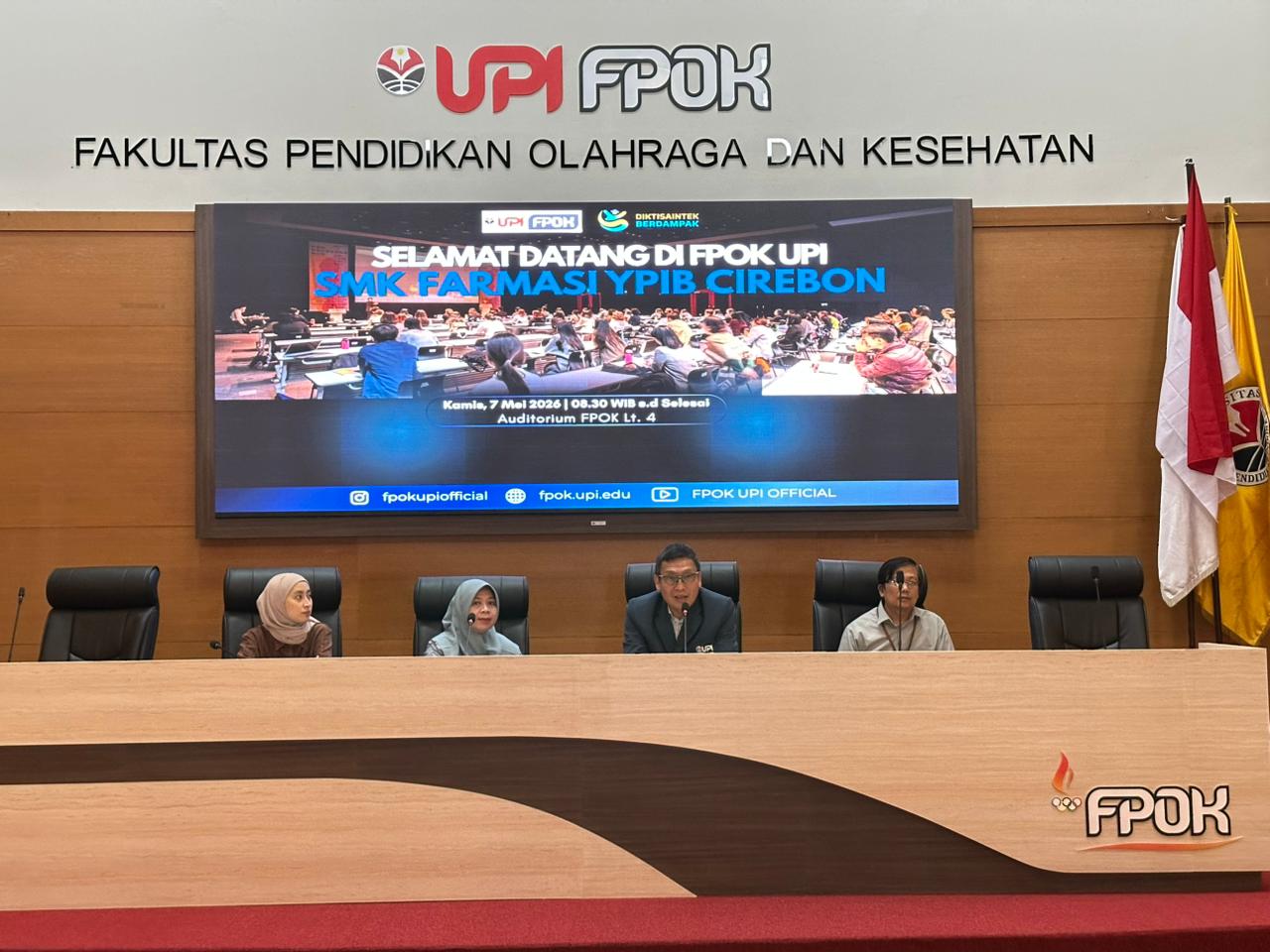 Kunjungan Edukasi SMK Farmasi YPIB Cirebon ke FPOK UPI Dorong Motivasi Melanjutkan Studi