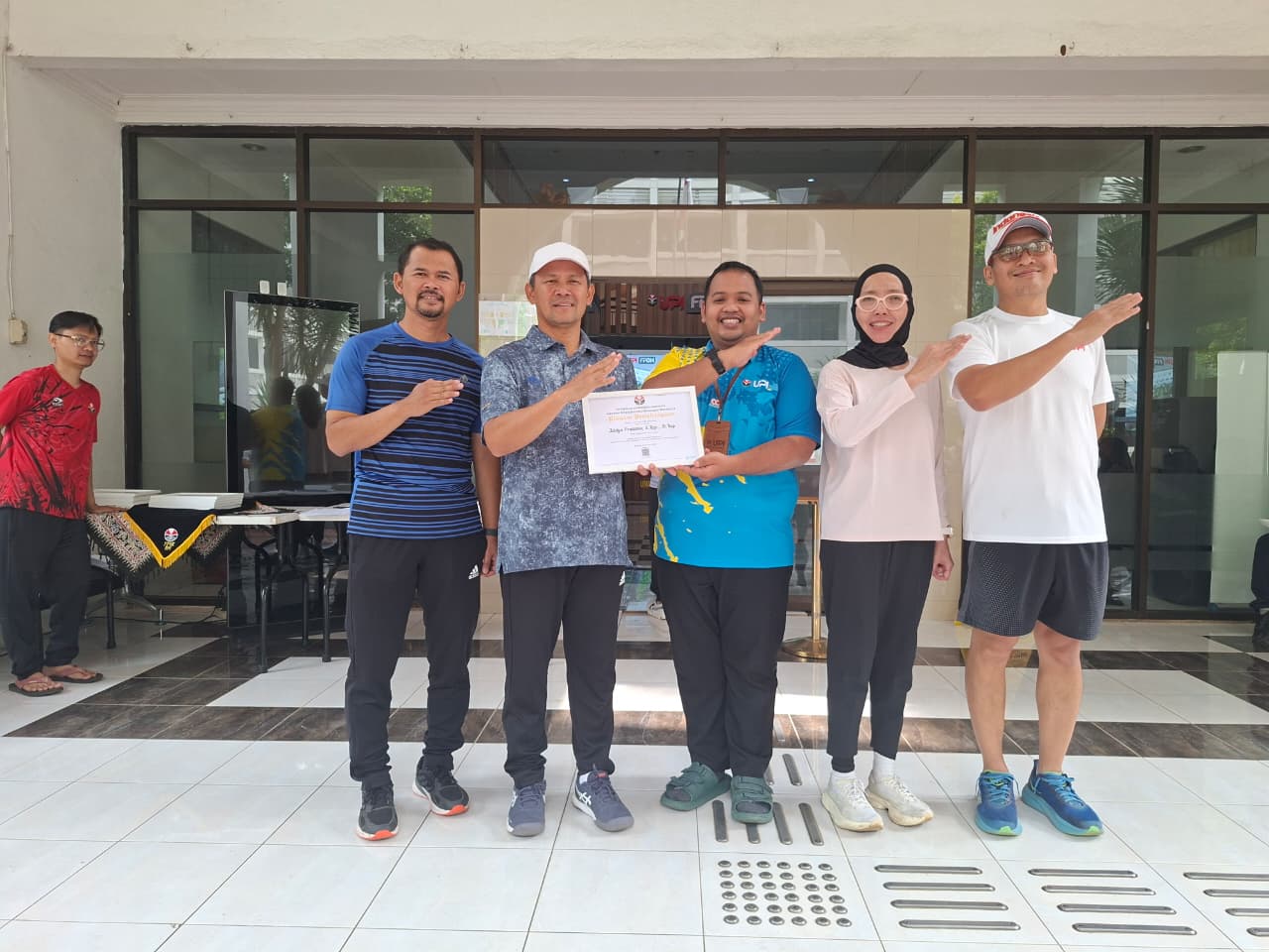 Dekan dan Wakil Dekan FPOK UPI Berikan Apresiasi kepada Dosen, Tendik, dan Mahasiswa Berprestasi